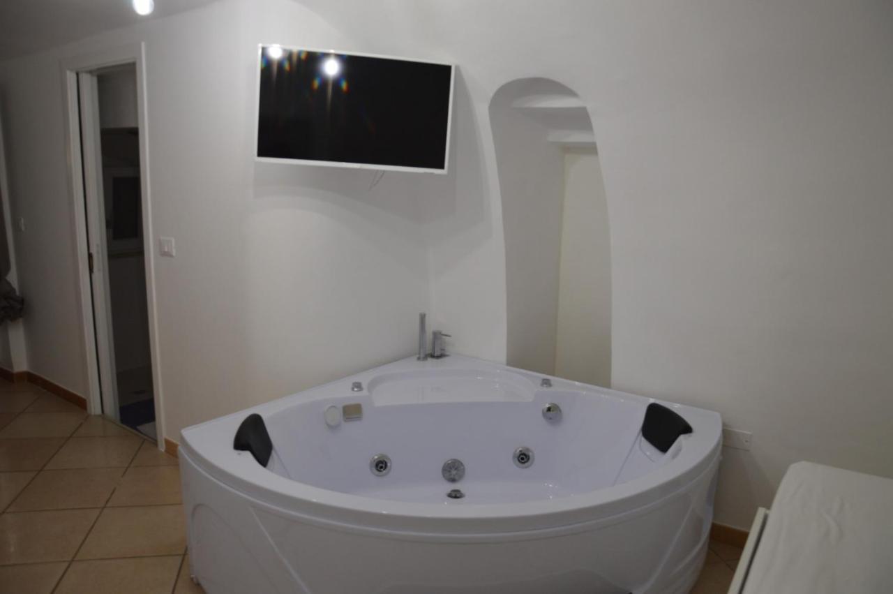 Ostuni 21Mqsuitehomes, Appartamento Con Mini Piscina Privata, Appartamenti Con Vasca Idromassaggio & Appartamenti Standard Остуні Екстер'єр фото